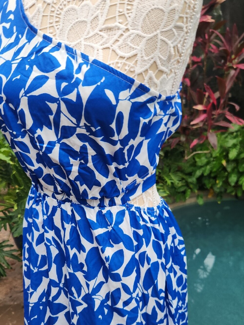 Unique Back!Blue and White Floral Midi Dress With Stunning Back! Large - Picture 3 of 7